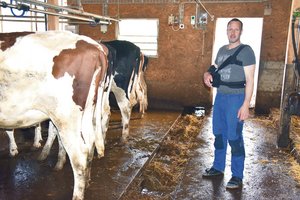 Unbedeckte Entmistungsanlage im Laufstall ist dem Kontrolleur ein Dorn im Auge Beat Wanzenried aus Mirchel versteht die Welt nicht mehr, als ihm der KUL-Kontrolleur wegen der unbedeckten Schubstangenentmistung einen Rapport machte. (Bilder Peter Fankhauser)