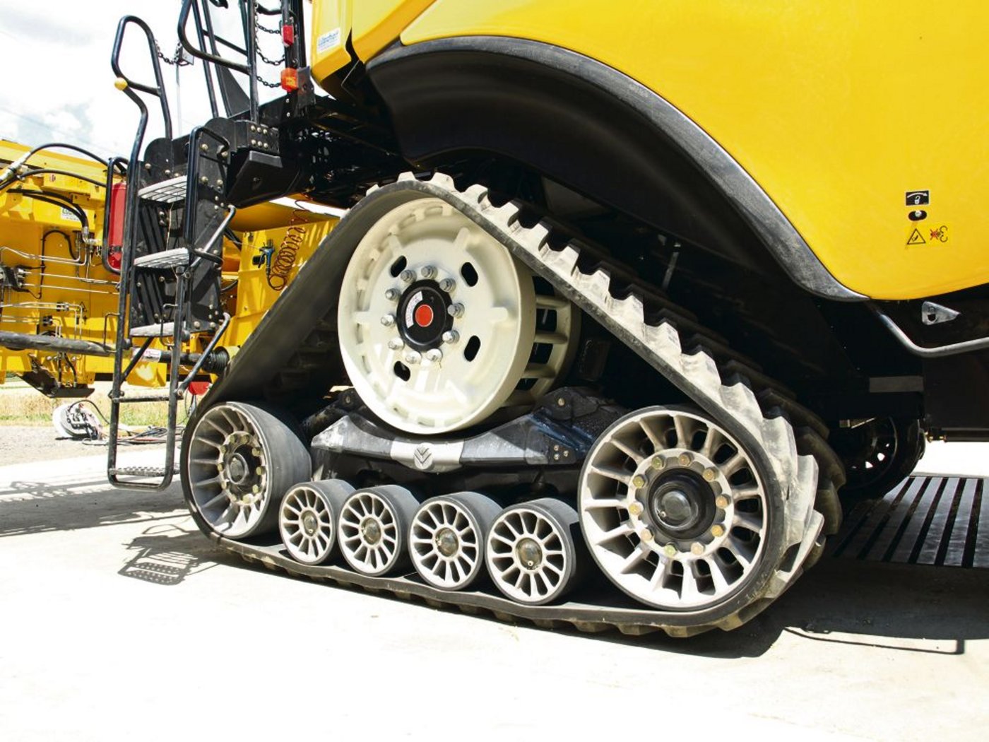 Das Raupenfahrwerk ist 2,85 Meter lang und 72 Zentimeter breit. Auf der Strasse werden die mittleren, kleinen Räder gesenkt. Mit dieser geringeren Aufstandsfläche ist der Verschleiss der Raupe kleiner.