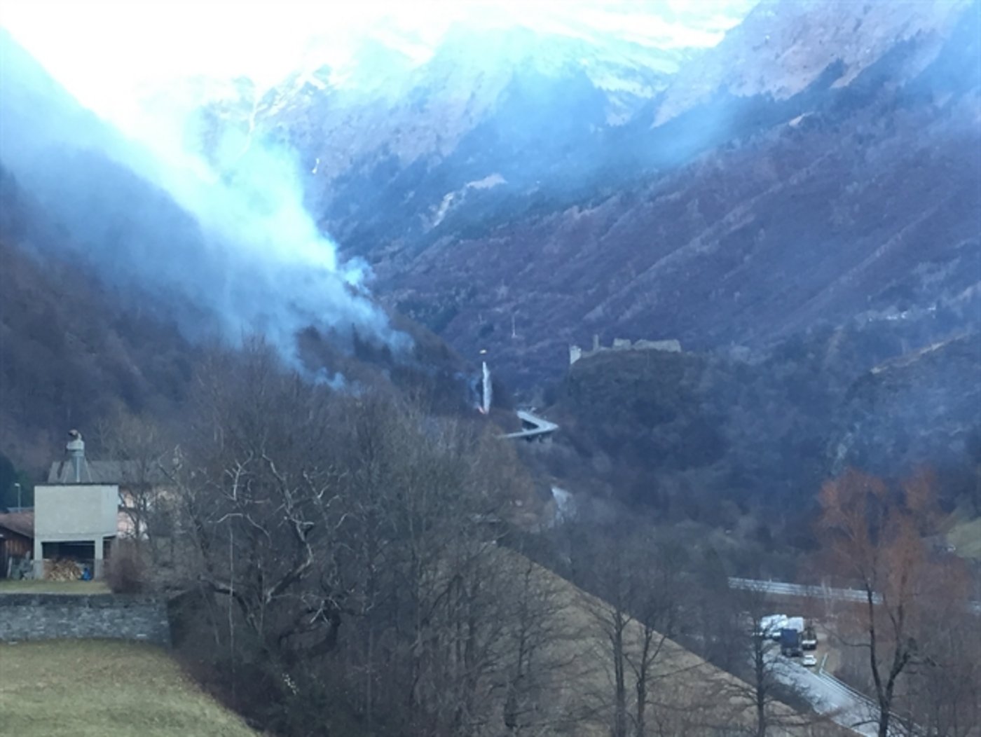 Starker Wind behindert die Arbeit der Löschhelikopter (Mitte). (Bild Kapo GR)