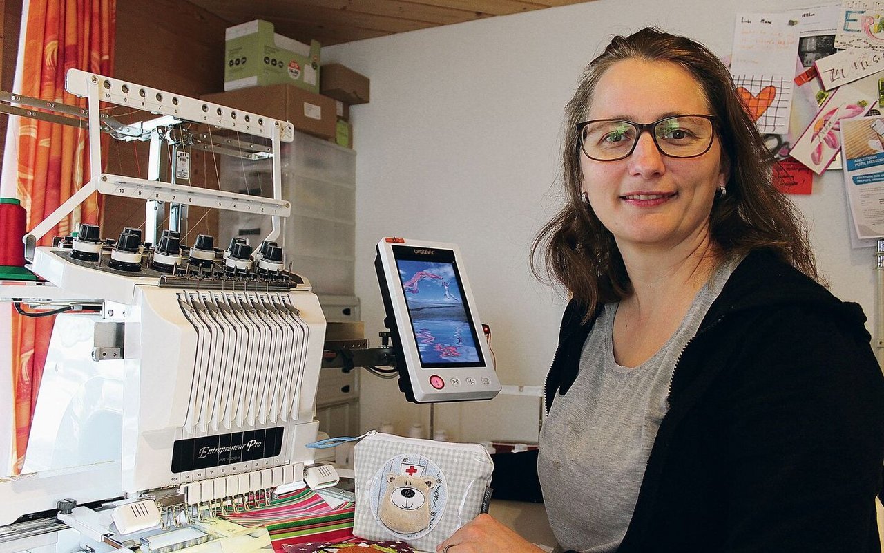 Erika Meier im Näh-Atelier auf dem Familienbetrieb in Libingen im Kanton St. Gallen. 