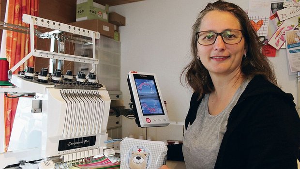 Erika Meier im Näh-A Erika Meier im Näh-Atelier auf dem Familienbetrieb in Libingen im Kanton St. Gallen.