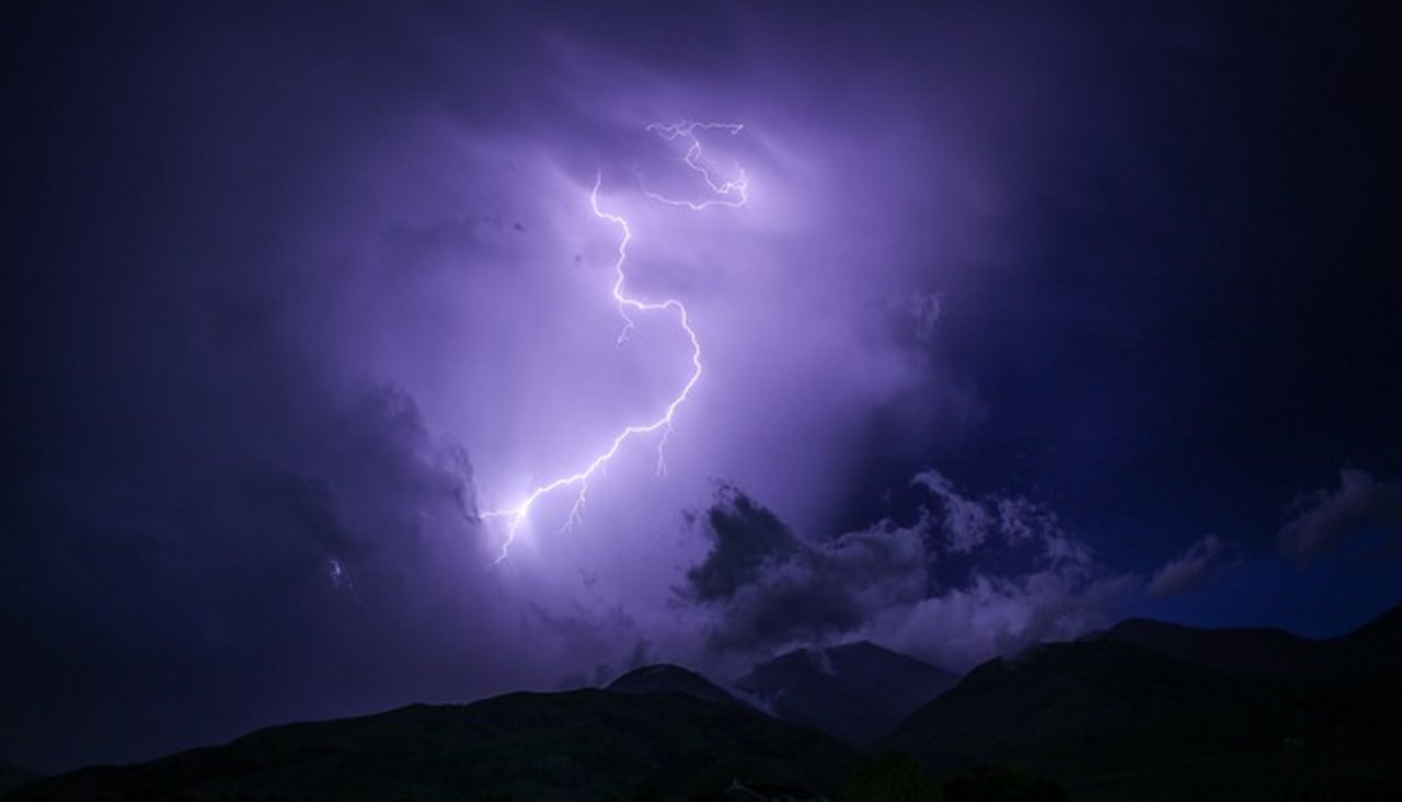 Gerade in erhöhten Lagen steigt das Risiko, von einem Blitz getroffen zu werden. (Symbolbild Pixabay)