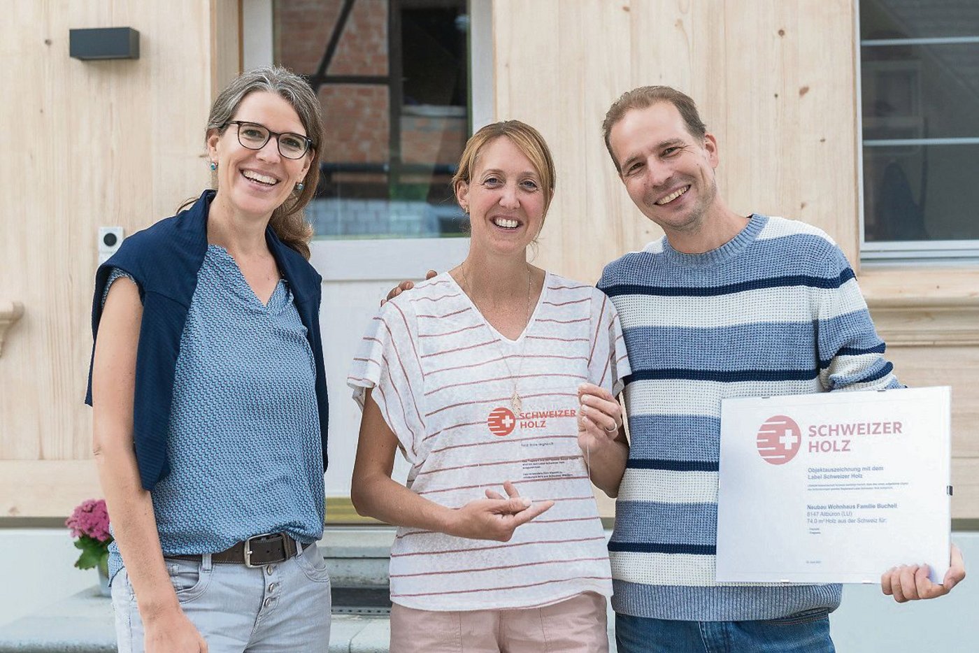Jasmin und Pirmin Bucheli mit Melanie Brunner von Lignum (l.) bei der Überreichung des Labels «Schweizer Holz».(Bild Lignum)