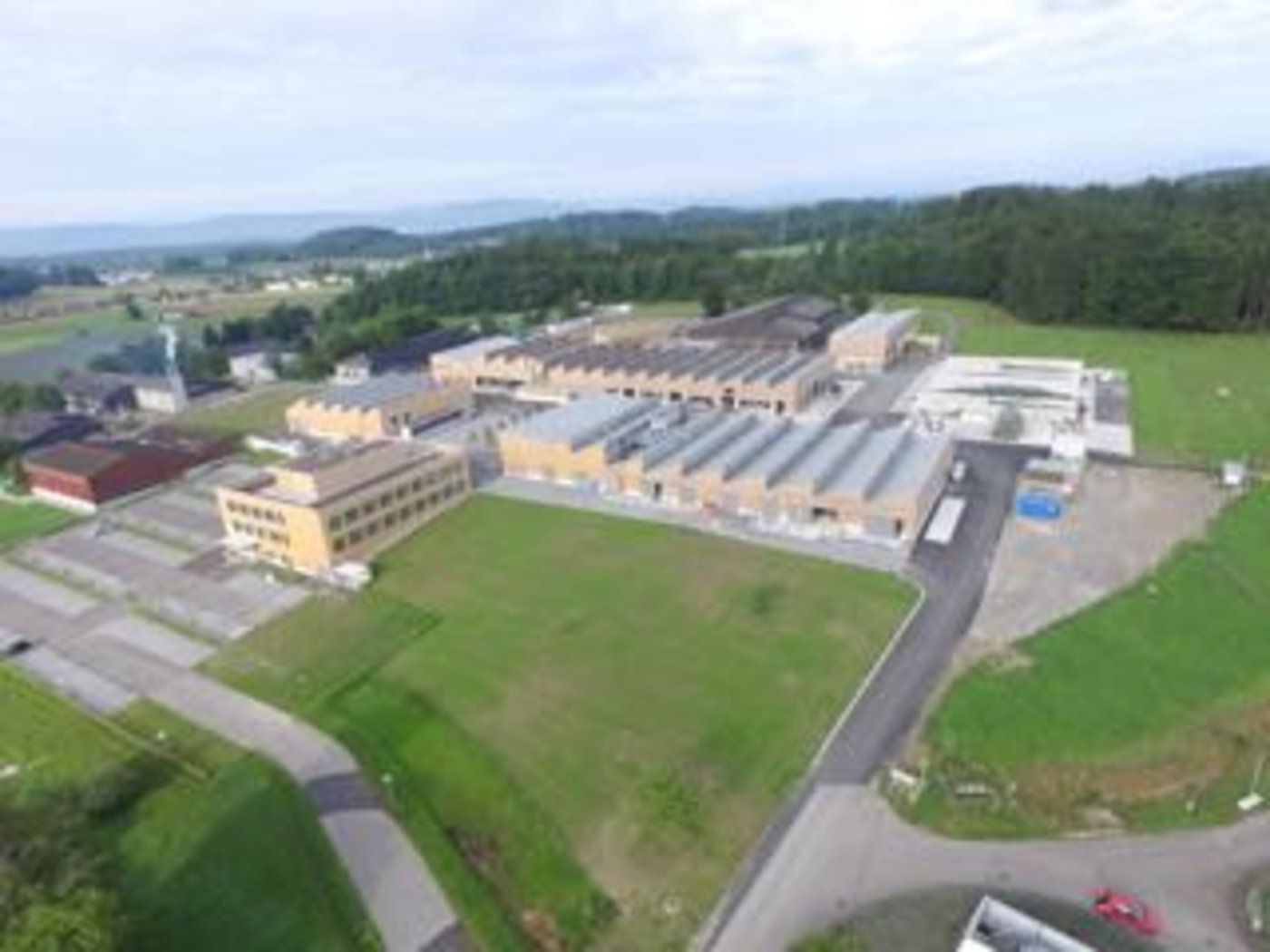 Das Zentrum Agrovet-Strickhof aus der Vogelperspektive. Die Neubauten sind am hellen Holz und den gezackten Shed-Dächern erkennbar. (Bild Strickhof)