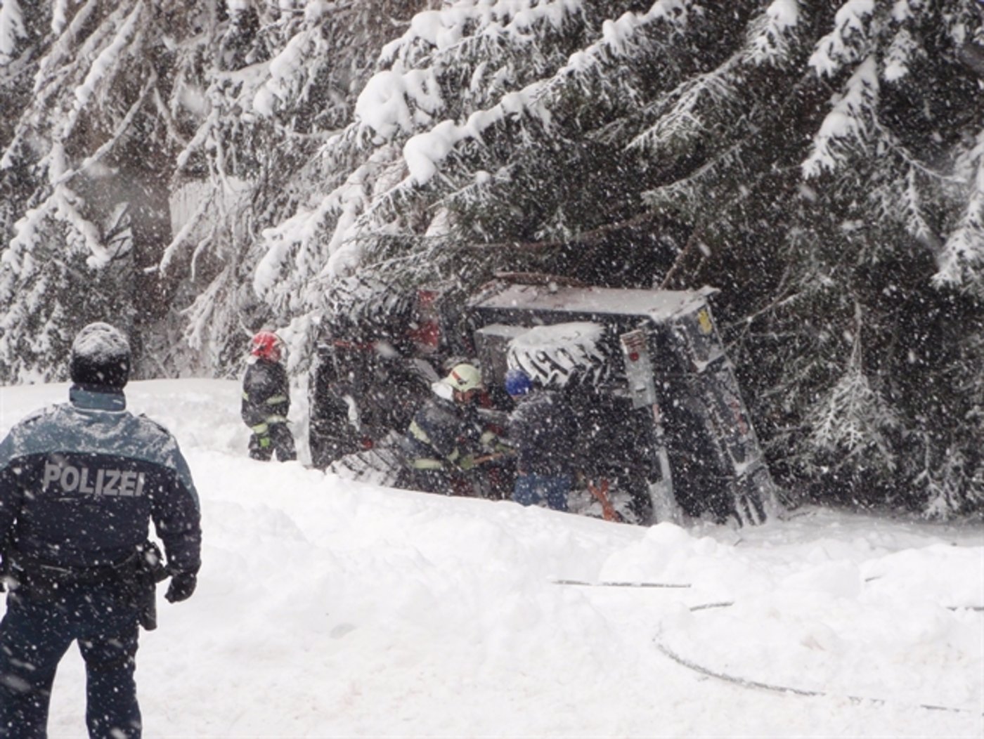 Die Rettungsmassnahmen waren in dem verschneiten, schwer zugänglichen Gelände schwierig. (Bild Kapo GR)