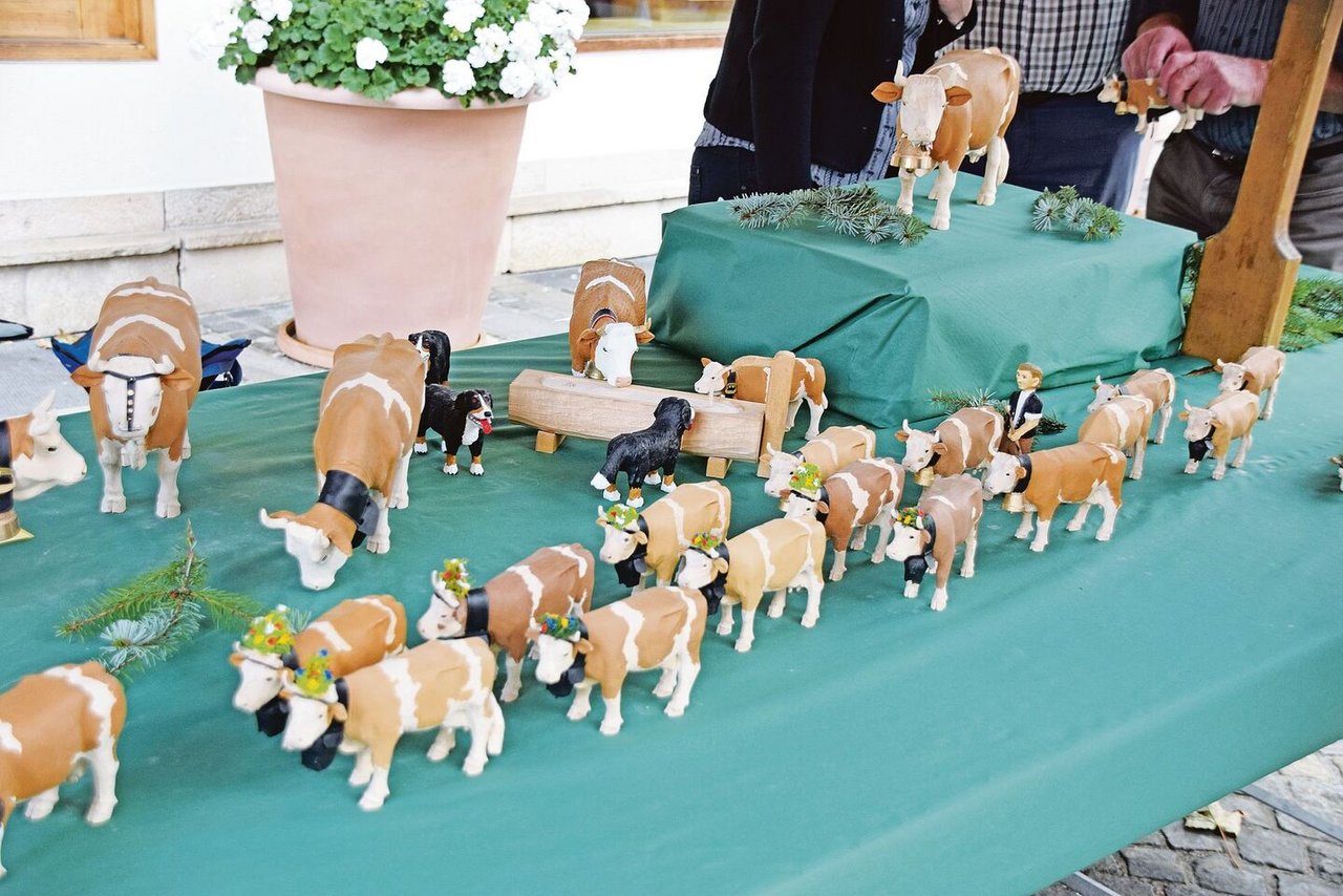 An den Marktständen gab es allerlei zu kaufen. Zum Beispiel handgefertigte, wunderschöne Holzkühe.