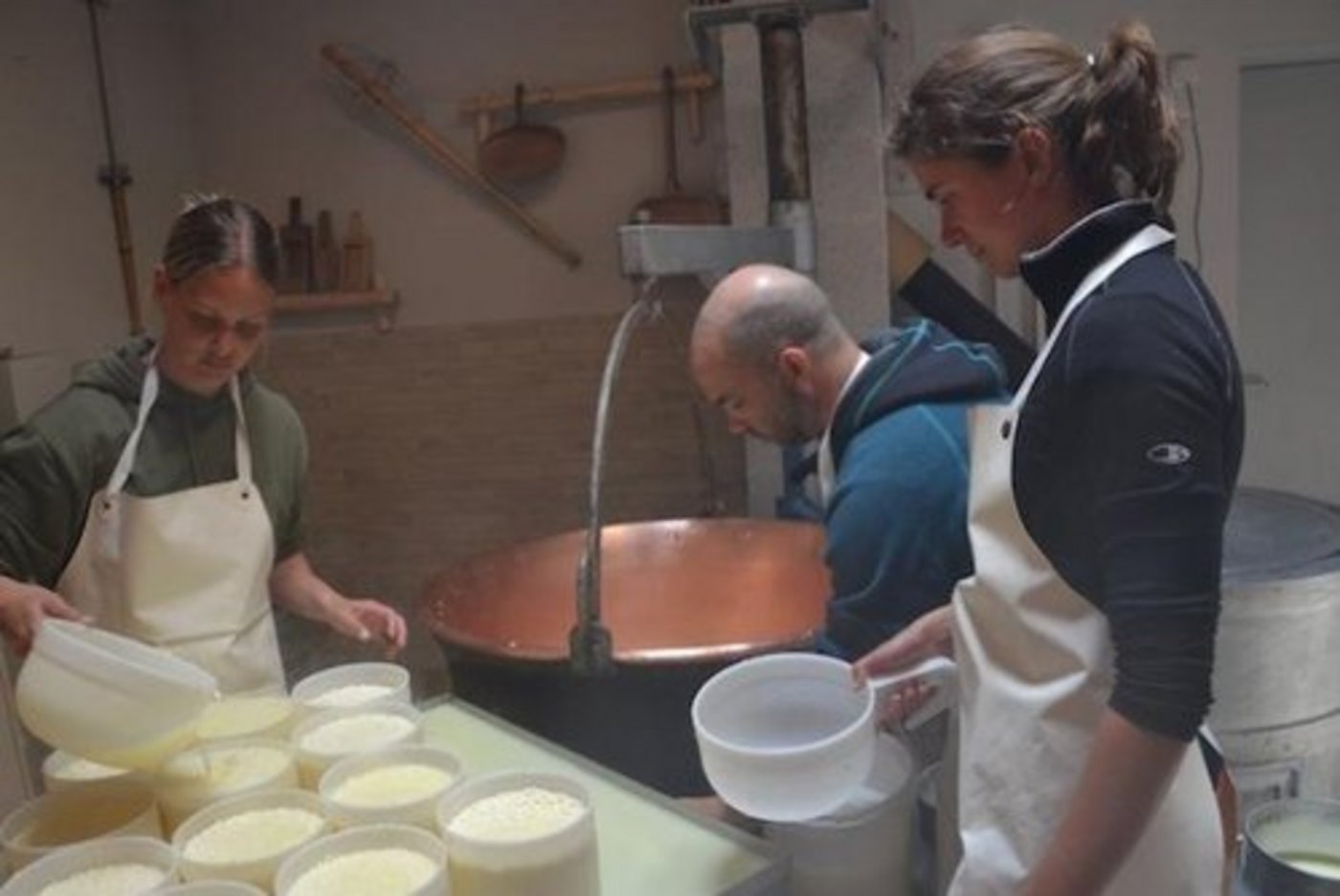 Auf der Nüenalp wird fleissig gekäst. (Bild: zVg)