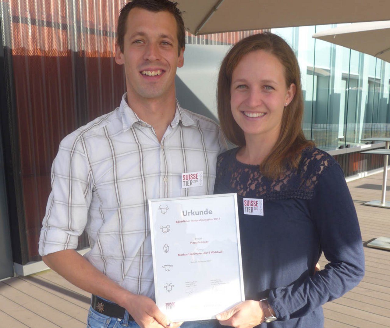 Markus und Sandra Hürlimann holten sich mit ihrer Heuschublade den bäuerlichen Innovationspreis. (Bild akr)