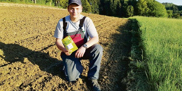 Junglandwirt Simon Jurt aus Rickenbach sät die Sonnenblumensamen am Feldrand aus. Soeben wurde das Feld geackert und der Mais wurde in den Boden gesät. Die Blumen sollen im Sommer die Spaziergänger am Wegrand erfreuen.(Bild fj)