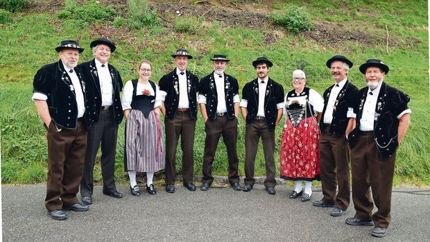 Untermalt wurde die Untermalt wurde die Protestversammlung und die Lancierung der kantonalen Volksinitiative vom Jodlerklub Oberried.