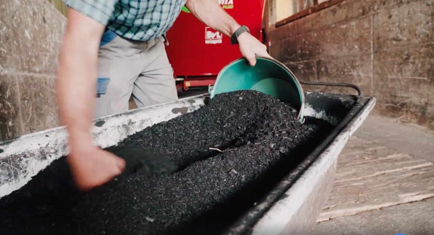 Zertifizierte Pflanzenkohle, die in der Tierfütterung eingesetzt wird, muss strengere Vorlagen erfüllen. (Bild Emmental Versicherung)