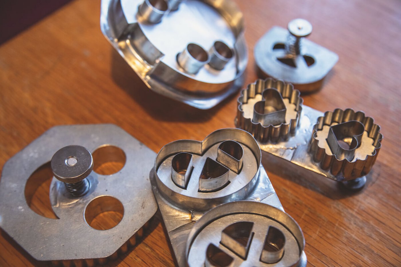 Viele Ausstech-Formen hat sich Barbara Bitterli extra anfertigen lassen. (Foto: Pia Neuenschwander)