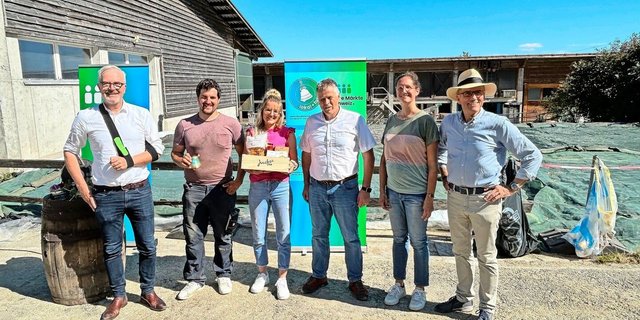 Die Beteiligten am Aktionstag: Stadtrat Andreas Hauri, das Pächterpaar Jann Deflorin und Aline Tüfer, Bernhard Koch von Grün Stadt Zürich sowie Stéphanie Lichtsteiner und Stefan Flückiger von Faire Märkte Schweiz (v. l.). 
