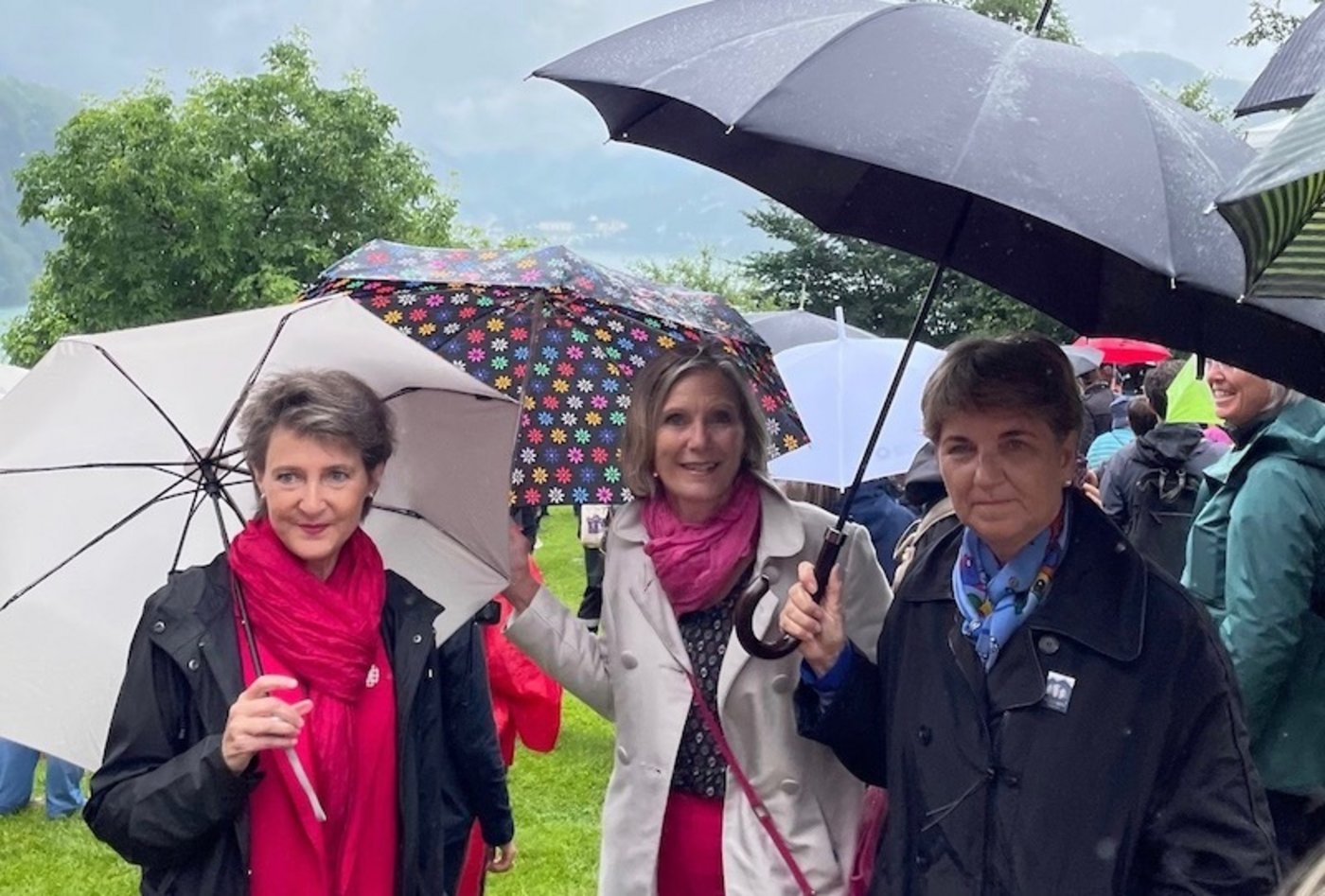 Prominente Frauen am Frauenrütli: Bundesrätin Simonetta Sommaruga, Ständerätin Maya Graf und Bundesrätin Viola Amherd (v. l. n. r.).