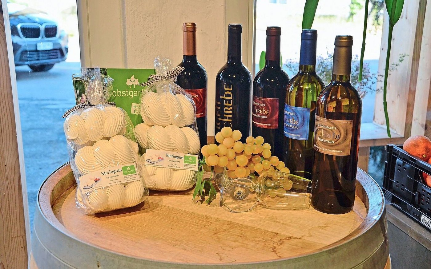 Besonders stolz ist die gelernte Konditorin-Confiseurin auf die selbst gemachten Meringues aus den Eiern der Freilandhühner des Betriebs. 