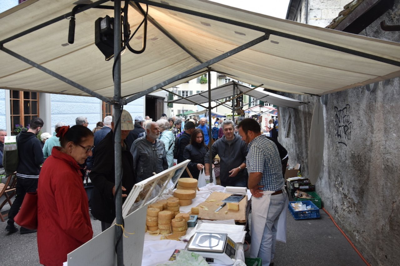 Chäsverkauf in den engen Gassen der Solothurner Altstadt am Solothurner Chästag. Zertifizierter Käse aus allen Regionen der Schweiz wird feilgeboten. (Bild Solothurner Bauernverband)