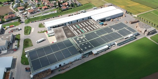 Die PV-Anlage in Bätterkinden. (Bild Fenaco)