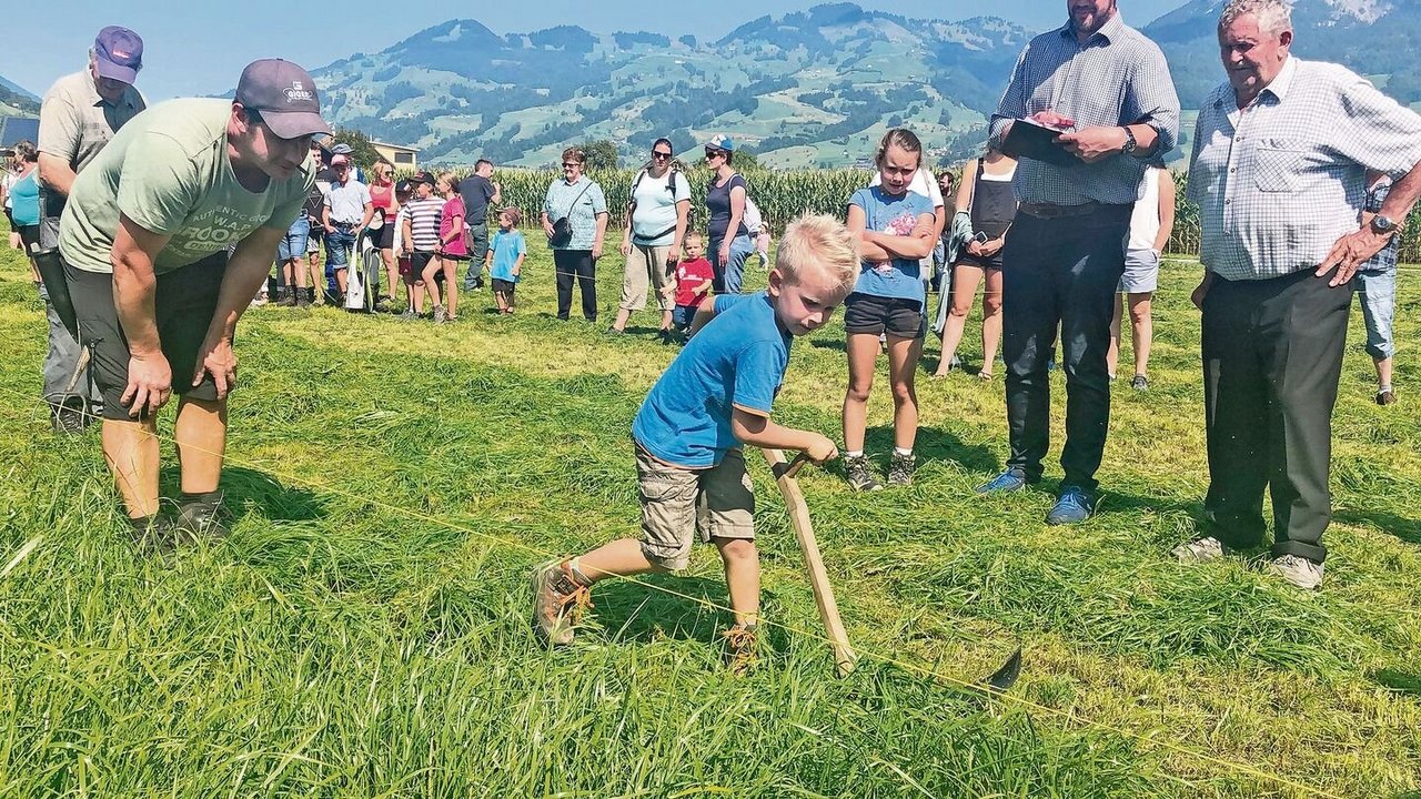 Keiner zu klein, ein Handmäher zu sein: Edi Inderbitzin aus Schänis SG. 