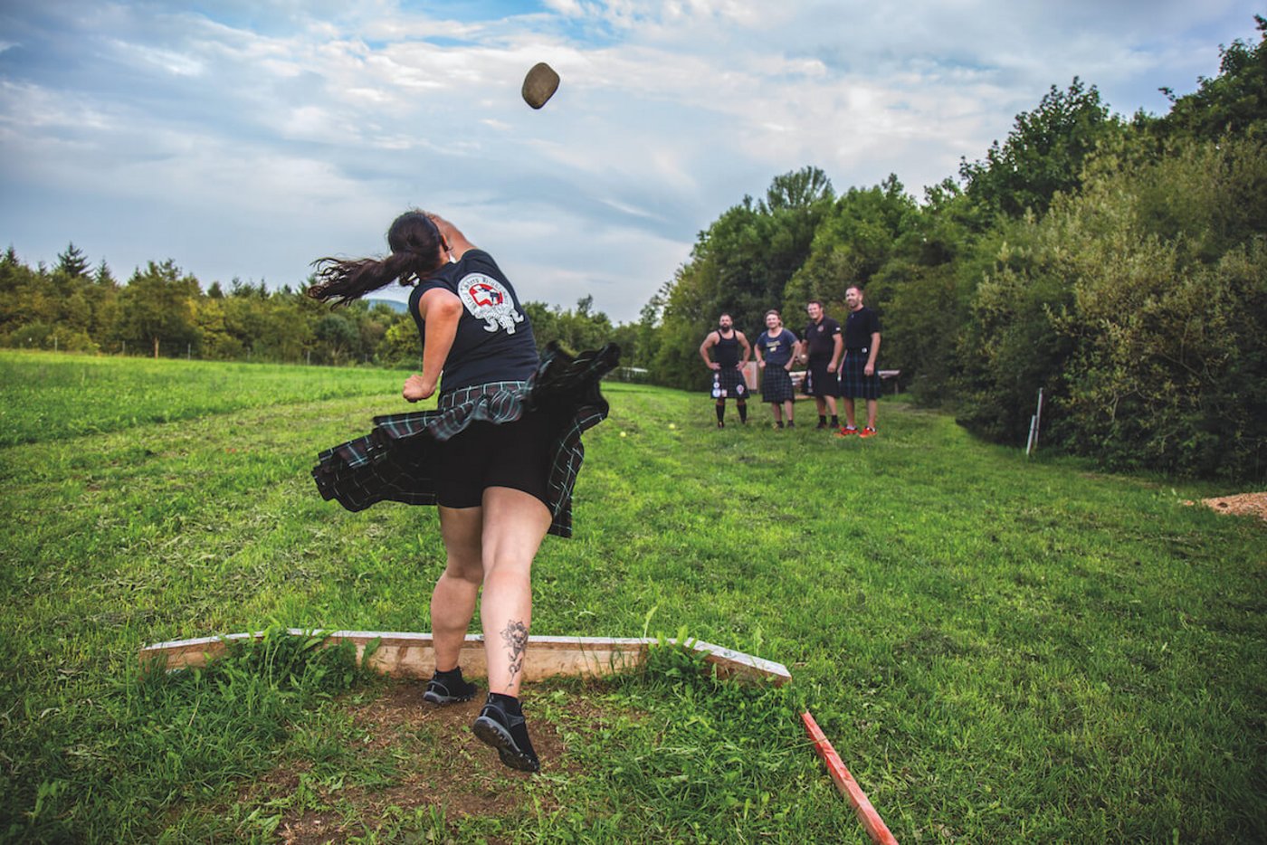 Bis zu 6.40 Meter wirft Anita Grolimund den fünf Kilo schweren Stein. (Foto: Pia Neuenschwander)