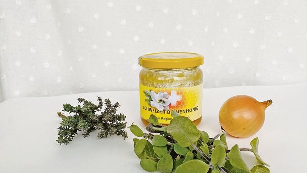 Honig ist ein altes Husten-Heilmittel, das auch heute noch seinen Platz hat. Er kann mit frischen Pflanzenbestandteilen oder Pflanzenpulver angereichert werden. 
