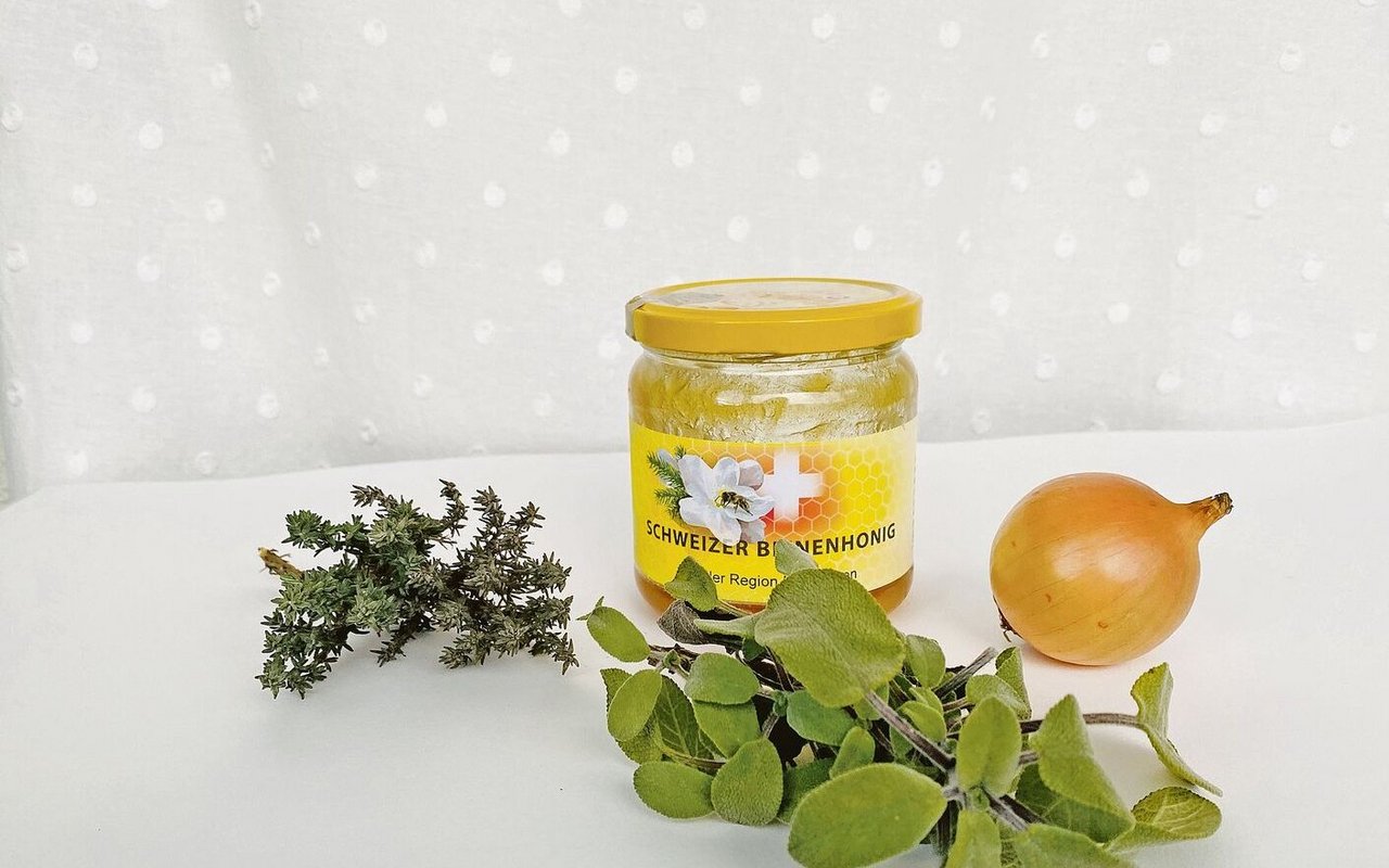 Honig ist ein altes Husten-Heilmittel, das auch heute noch seinen Platz hat. Er kann mit frischen Pflanzenbestandteilen oder Pflanzenpulver angereichert werden. 