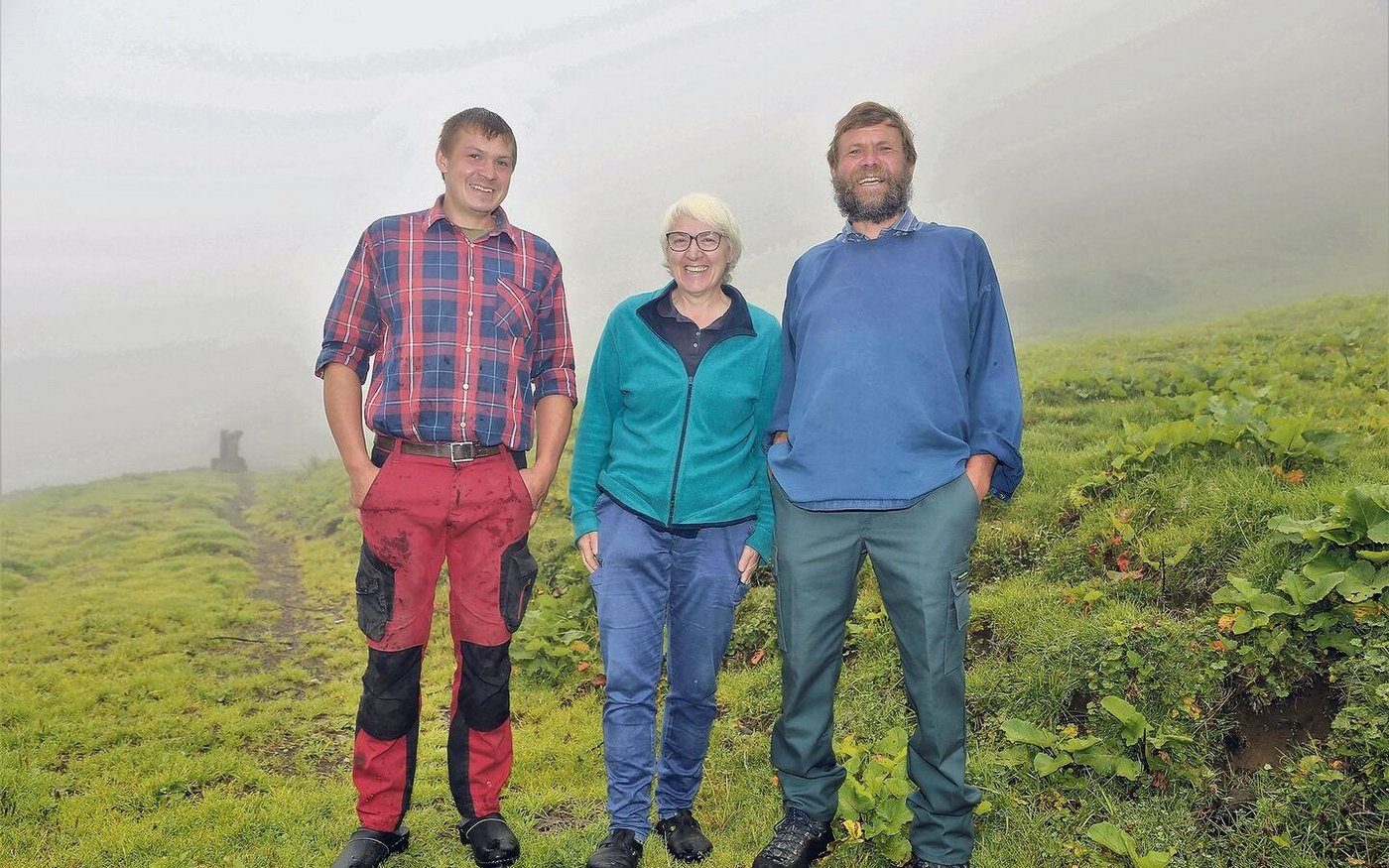 Sohn Melchior (l.) und das Betriebsleiterpaar Käthy und Gerold Gwerder bewirtschaften zusammen die Bio-Alpkäserei Wasserberg im Muotatal.