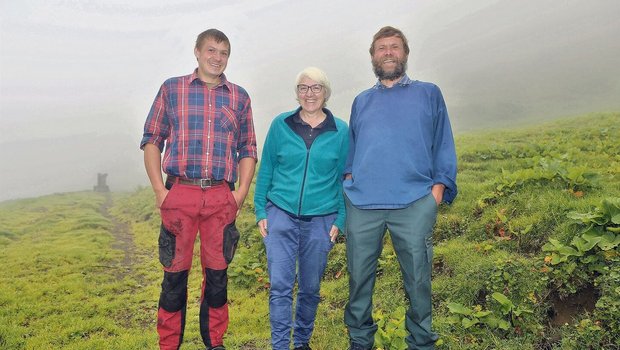 Sohn Melchior (l.) und das Betriebsleiterpaar Käthy und Gerold Gwerder bewirtschaften zusammen die Bio-Alpkäserei Wasserberg im Muotatal.