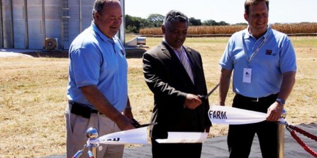 Tom Welke, Senior Vice President, Global Grain and Protein; Given Lubinda, Agrarminister Sambia und Rob Smith, Senior Vice President, General Manager Europa, Afrika und Mittlerer Osten, eröffnen die Farm nahe Lusaka. (Bilder Markus Rediger)