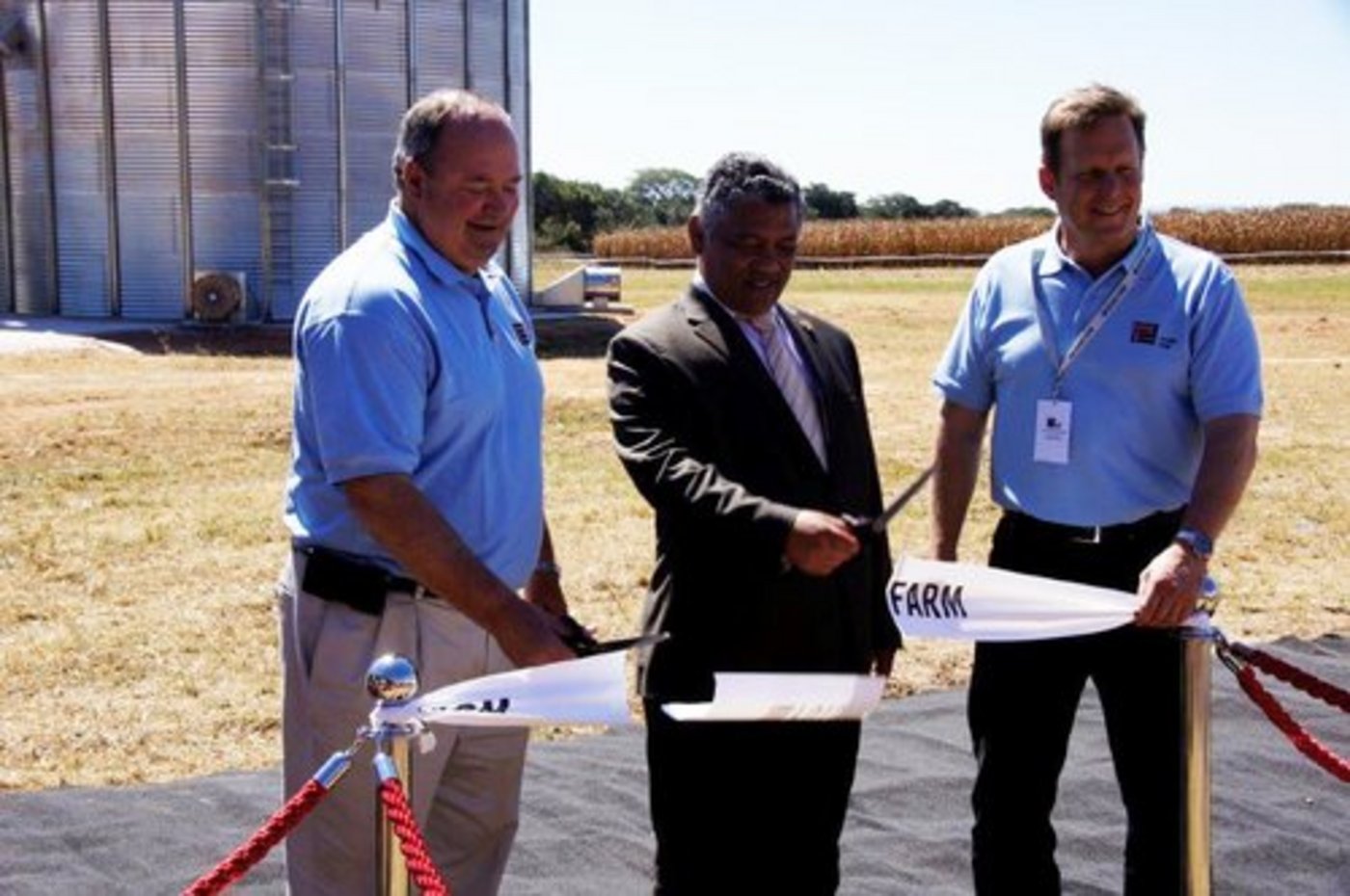 Tom Welke, Senior Vice President, Global Grain and Protein; Given Lubinda, Agrarminister Sambia und Rob Smith, Senior Vice President, General Manager Europa, Afrika und Mittlerer Osten, eröffnen die Farm nahe Lusaka. (Bilder Markus Rediger)