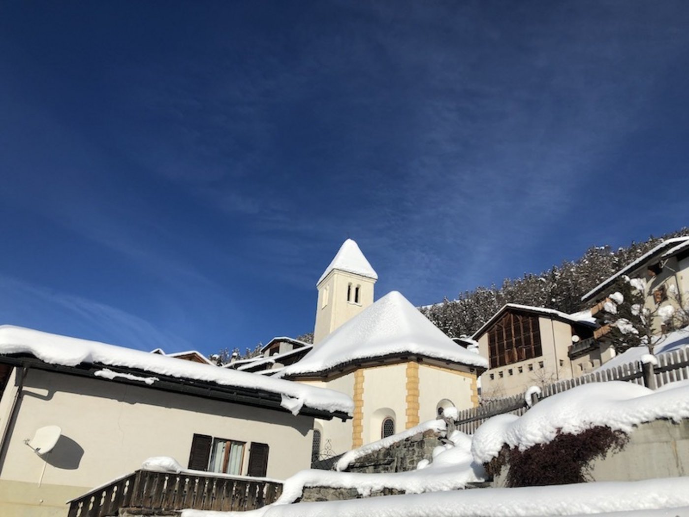 Vnà GR ist ein sehr sonniges Dorf. Gaby Famos wohnt im Haus gleich unterhalb der Kirche.