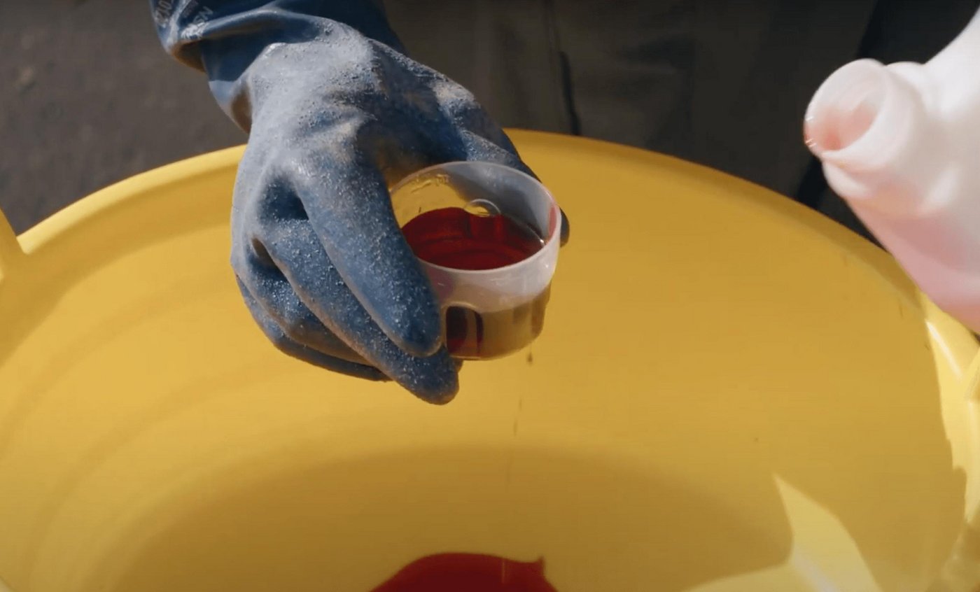 Beim Abmessen des Pflanzenschutzmittels (PSM)  ist es sinnvoll, über einem Eimer zu arbeiten. So verhindert man, dass PSM auf den Boden gelangt. Passiert das doch, kann man es mit Katzensand aufsaugen und im Abfall entsorgen. (Bild Screenshot Video BBZN Arenenberg)