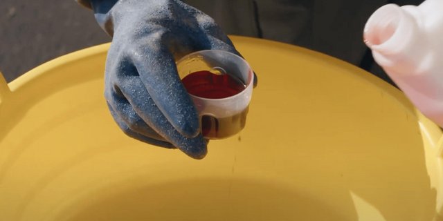 Beim Abmessen des Pflanzenschutzmittels (PSM)  ist es sinnvoll, über einem Eimer zu arbeiten. So verhindert man, dass PSM auf den Boden gelangt. Passiert das doch, kann man es mit Katzensand aufsaugen und im Abfall entsorgen. (Bild Screenshot Video BBZN Arenenberg)