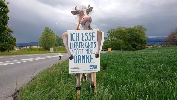 Bauernfamilien machen im Kanton Aargau auf das Problem Littering aufmerksam. (Bild BVA)