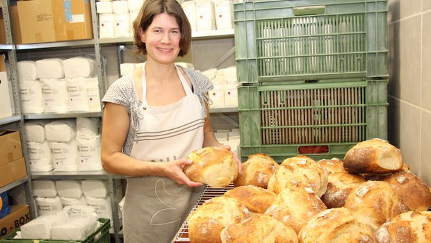 Brigitte Thüring backt jeden Samstag 70 Brote und bis 60 Zöpfe in ihrem Holzbackofen. Vor drei Jahren begann sie zu backen und sie macht es offensichtlich sehr gut. Sie selber macht aktiv keine Werbung für ihre Backwaren. Das machen ihre Kundinnen. (Bild Hans Rüssli)