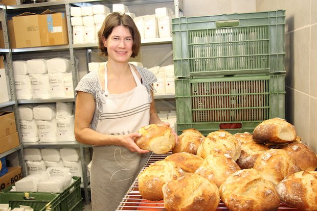Brigitte Thüring backt jeden Samstag 70 Brote und bis 60 Zöpfe in ihrem Holzbackofen. Vor drei Jahren begann sie zu backen und sie macht es offensichtlich sehr gut. Sie selber macht aktiv keine Werbung für ihre Backwaren. Das machen ihre Kundinnen. (Bild Hans Rüssli)