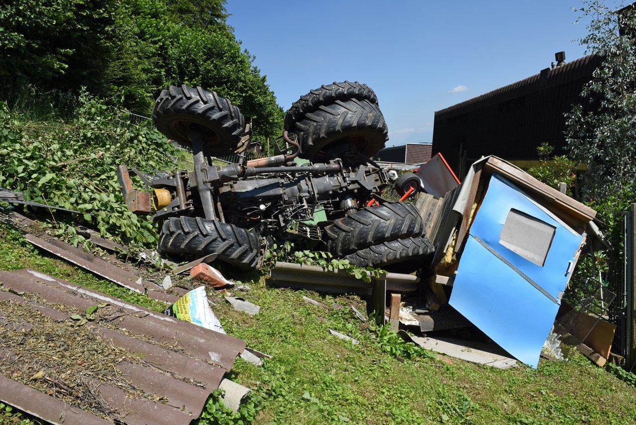 Der Traktor mit angehängem Heuschwader durchbrach eine Hecke und kam neben einem Wohnhaus zum Stillstand. (Bilder Kapo LU)