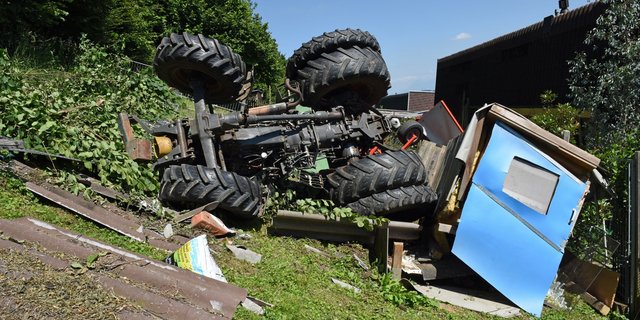 Der Traktor mit angehängem Heuschwader durchbrach eine Hecke und kam neben einem Wohnhaus zum Stillstand. (Bilder Kapo LU)