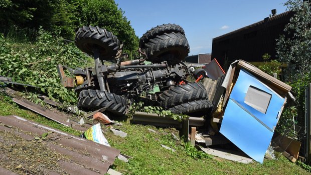 Der Traktor mit angehängem Heuschwader durchbrach eine Hecke und kam neben einem Wohnhaus zum Stillstand. (Bilder Kapo LU)