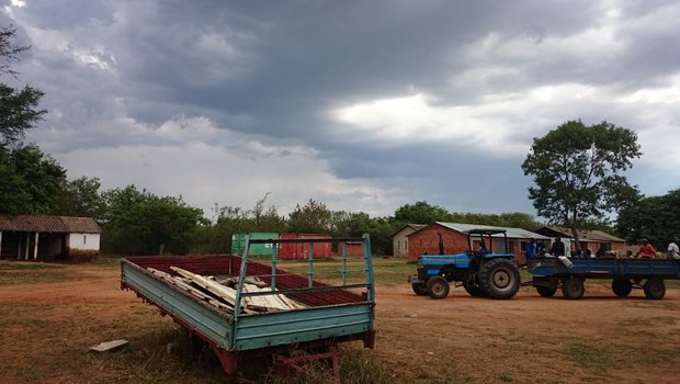 Dunkle Wolken ziehen übers Land. Die negative Lesart: die wirtschaftlichen Aussichten in Sambia sind düster. Die positive Lesart: nach der sieben monatigen Trockenzeit naht der lang erwartete Regen, die Aussaat kann beginnen. (Bilder Markus Schär)