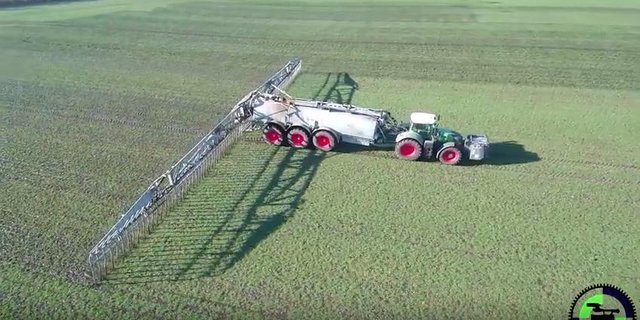 Stolze 36 Meter Spannweite hat das Schleppschlauchgestänge. (Bild Screenshot Youtube)