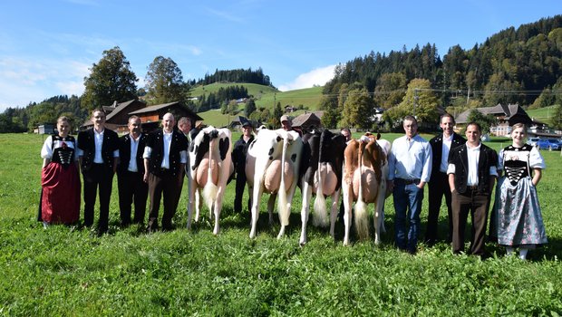 Die Missen an der Vergleichsschau (v. l. n. r.): Die Reserve-Miss Oberlis Sidekick Lisä, Beat Oberli, Süderen; die Schöneutersiegerin Unternährer Cheer Carmen, Thomas Unternäher, Marbach LU; die Grand Championne Dairy Hill Gold-P Melissa, Maria und William Zahler, Schangnau und die Reserve-Schöneuter Künzis Swingman Katja von Rolf Künzi, Süderen. (Bild: Peter Fankhauser)