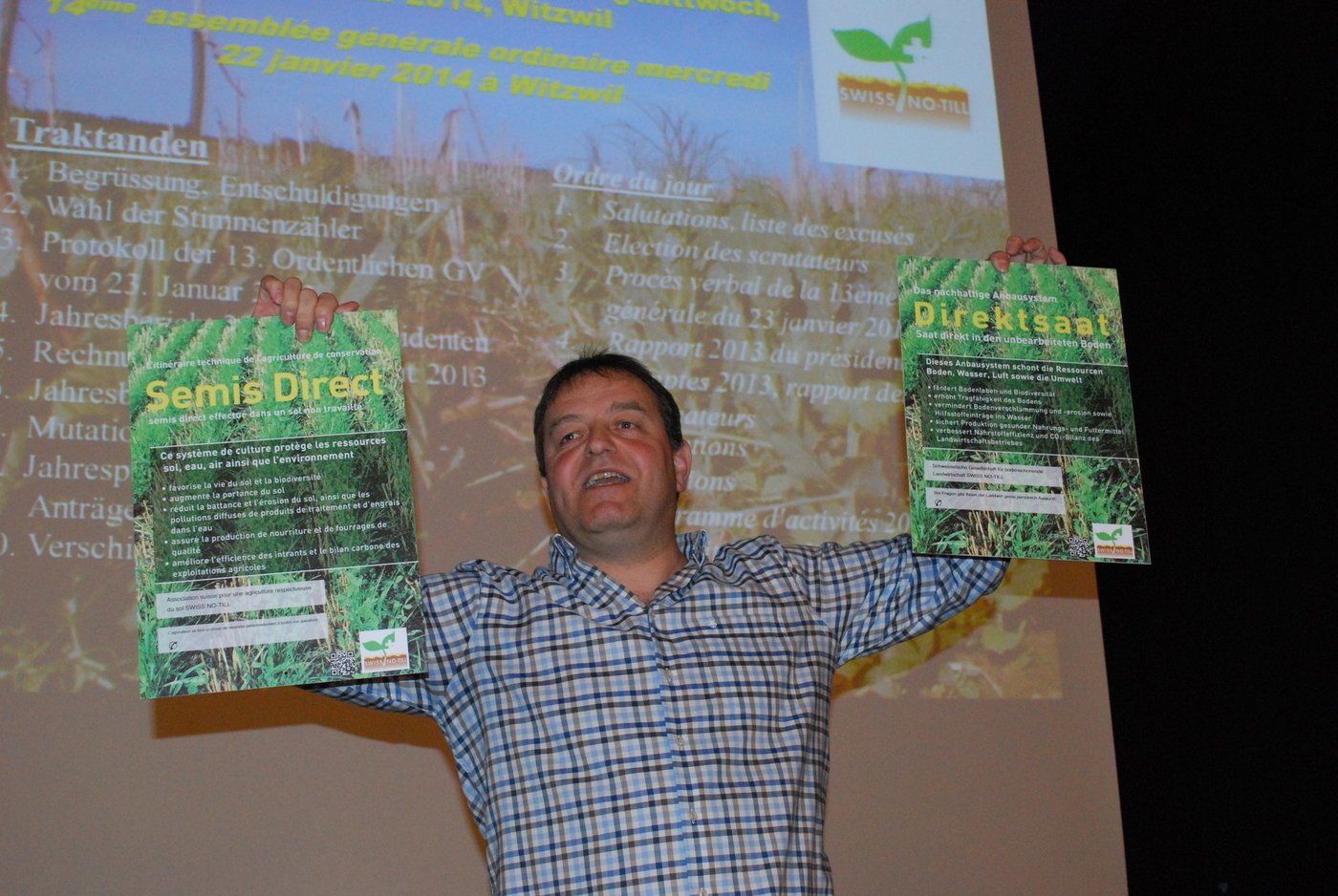 Präsident Hanspeter Lauper präsentiert die neuen Feldtafeln.