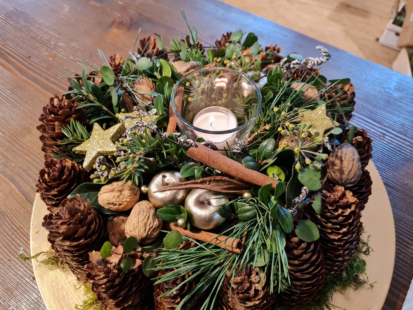 Je nach Geschmack können die Dekoartikel varrieren. Mit einer Glasschale ist das Anzünden von Kerzen sicherer.