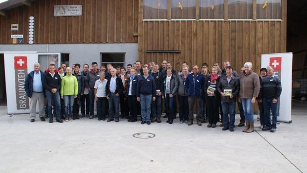 Alle Betriebsleiter die von Braunvieh Schweiz geehrt wurden. (Bild Michael Götz)