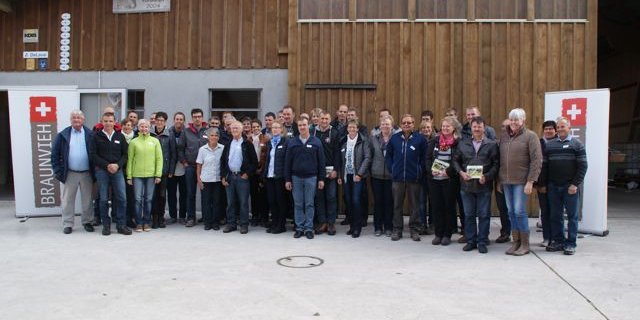 Alle Betriebsleiter die von Braunvieh Schweiz geehrt wurden. (Bild Michael Götz)