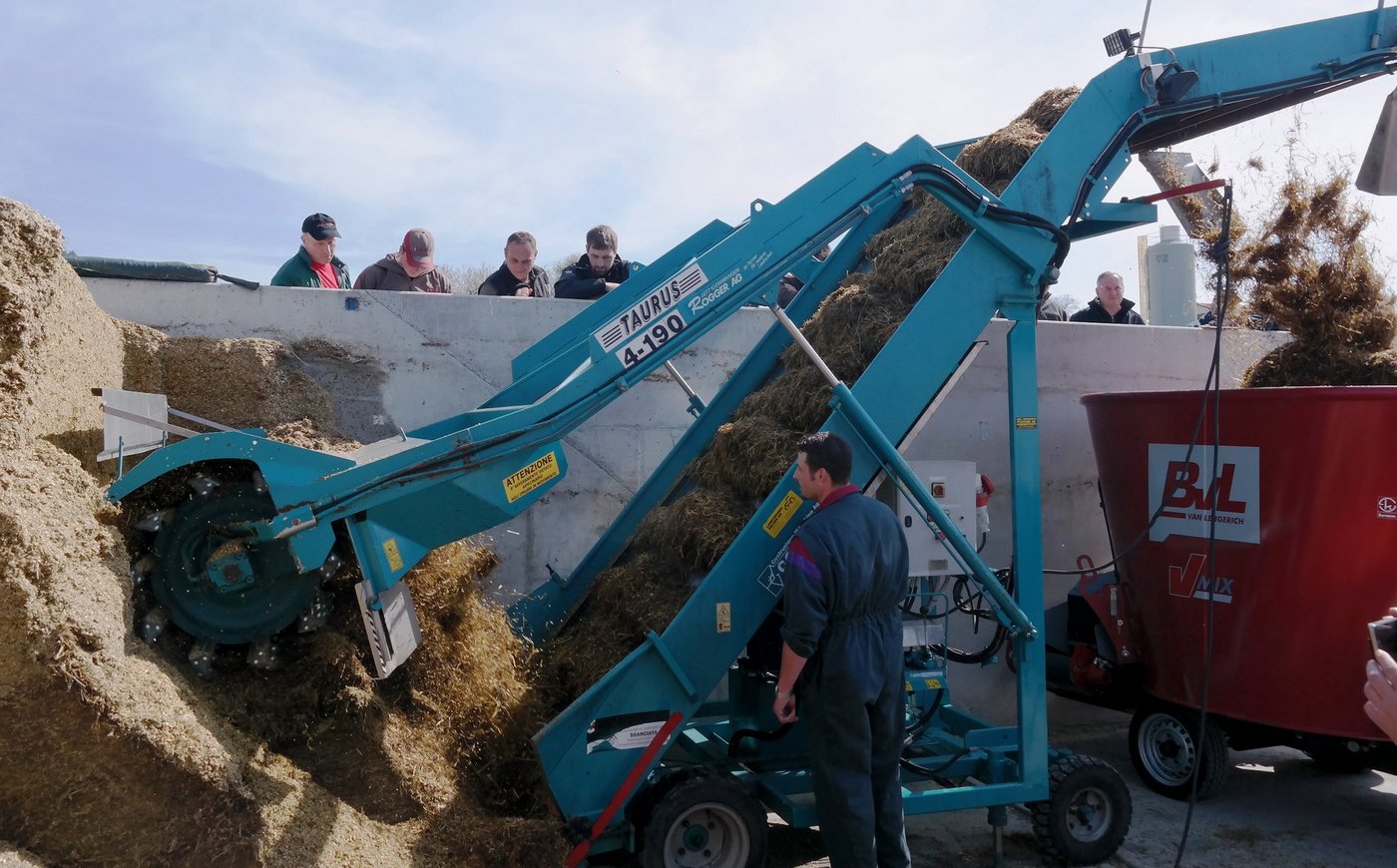 Gonella-Entnahmefräse mit Förderband, welche via Kabel elektrisch betrieben wird und die Silage direkt in den Futtermischwagen befördert. (Bilder Josef Kottmann) 