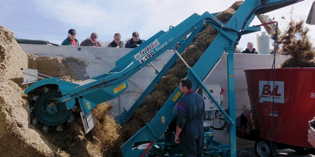 Gonella-Entnahmefräse mit Förderband, welche via Kabel elektrisch betrieben wird und die Silage direkt in den Futtermischwagen befördert. (Bilder Josef Kottmann) 