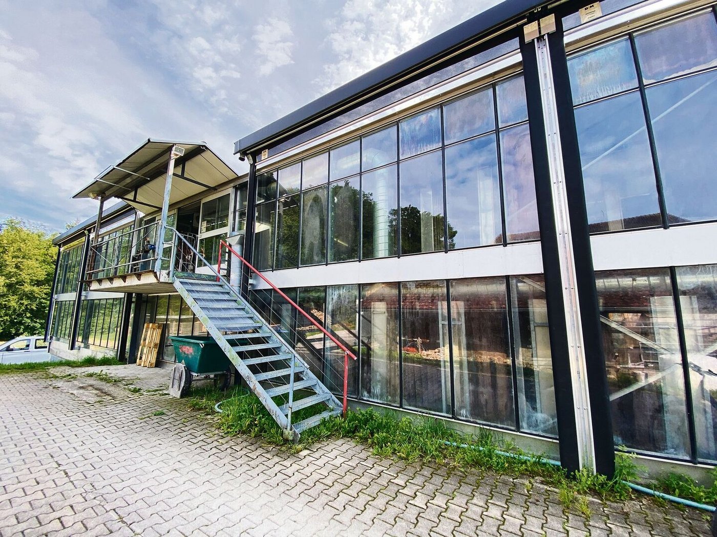 1997 wurde das zweistöckige Gewächshaus erbaut. Hier wachsen die Pilze unter strenger Hygieneeinhaltung heran. 