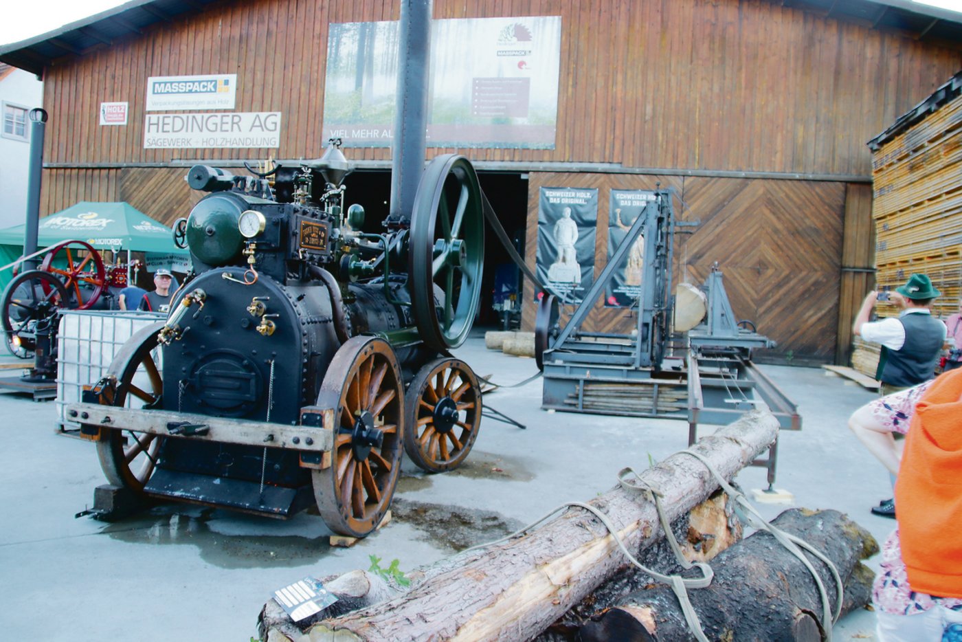 Diese Dampfmaschine überträgt ihre Energie über einen Riemen auf eine Säge.
