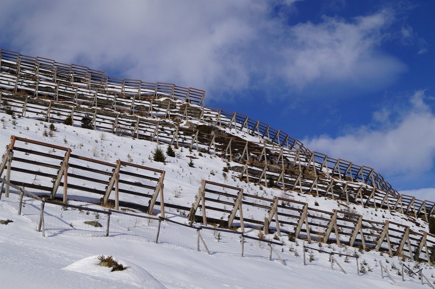 Die unsichere Lawinenverbauung heute. (Bild Standeskanzlei Graubünden)